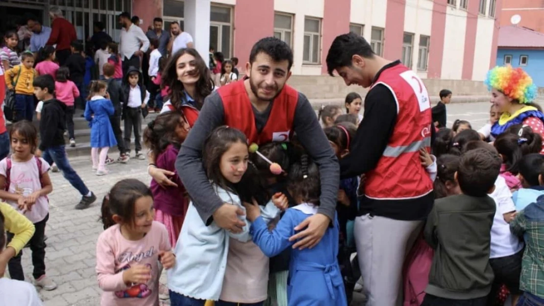 Kızılay öğrencileri ilk okul gününde yalnız bırakmadı