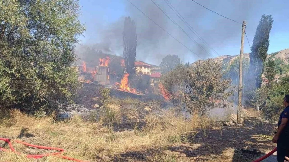 Kızılcahamam'da ahşap bina ve samanlık yandı