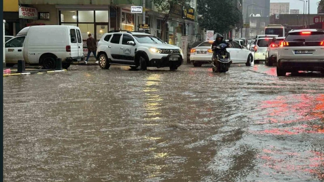 Kızıltepe'de yollar göle döndü