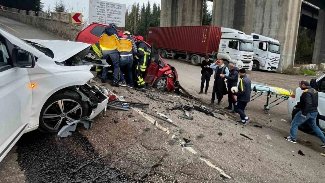 Kocaeli'de 2 araç kafa kafaya çarpıştı: 3 yaralı