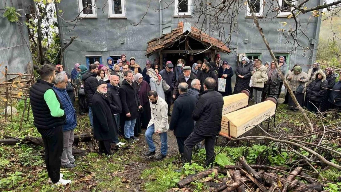 Kocaeli'deki aile katliamında ölen anne ile oğlu Sinop'ta toprağa verildi