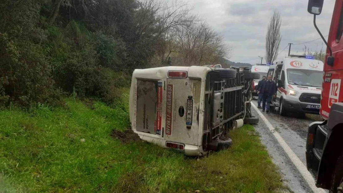 Koçarlı'da yolcu minibüsü devrildi: 2 yaralı