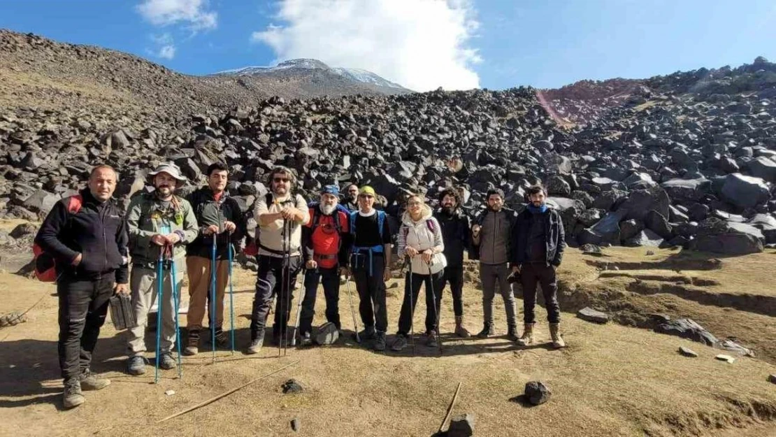 Koltuk değneğiyle zirve tırmanışı yaptı