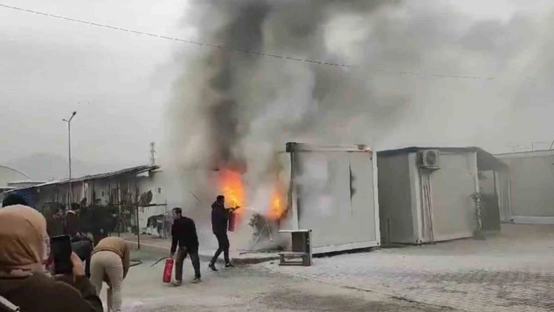 Konteynerde çıkan yangın, çevreye sıçramadan söndürüldü