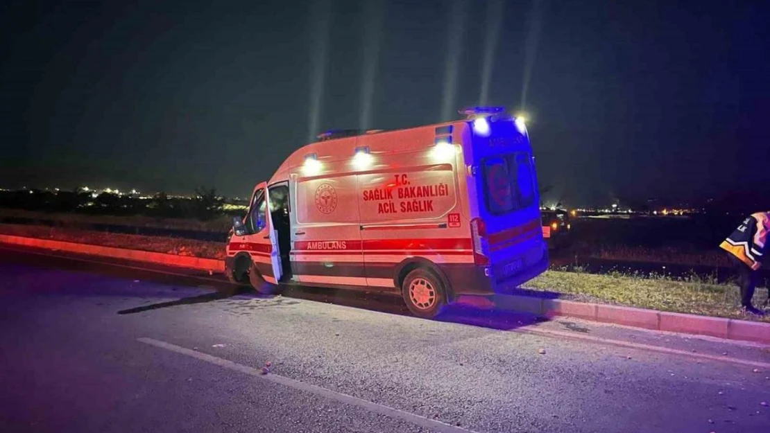 Kontrolden çıkan ambulans refüje çıktı: 4 yaralı