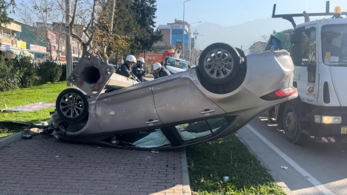 Kontrolden çıkan araç aydınlatma direğine çarpıp takla attı