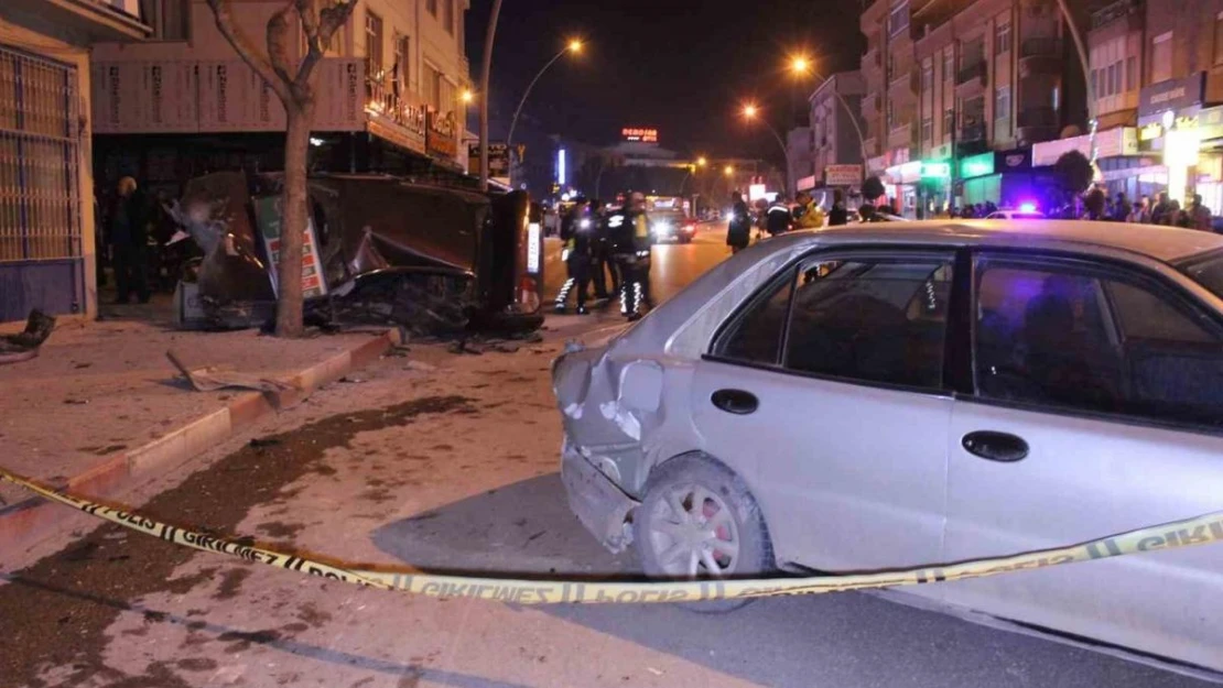 Kontrolden çıkan araç park halindeki otomobile çarparak devrildi: 2 yaralı