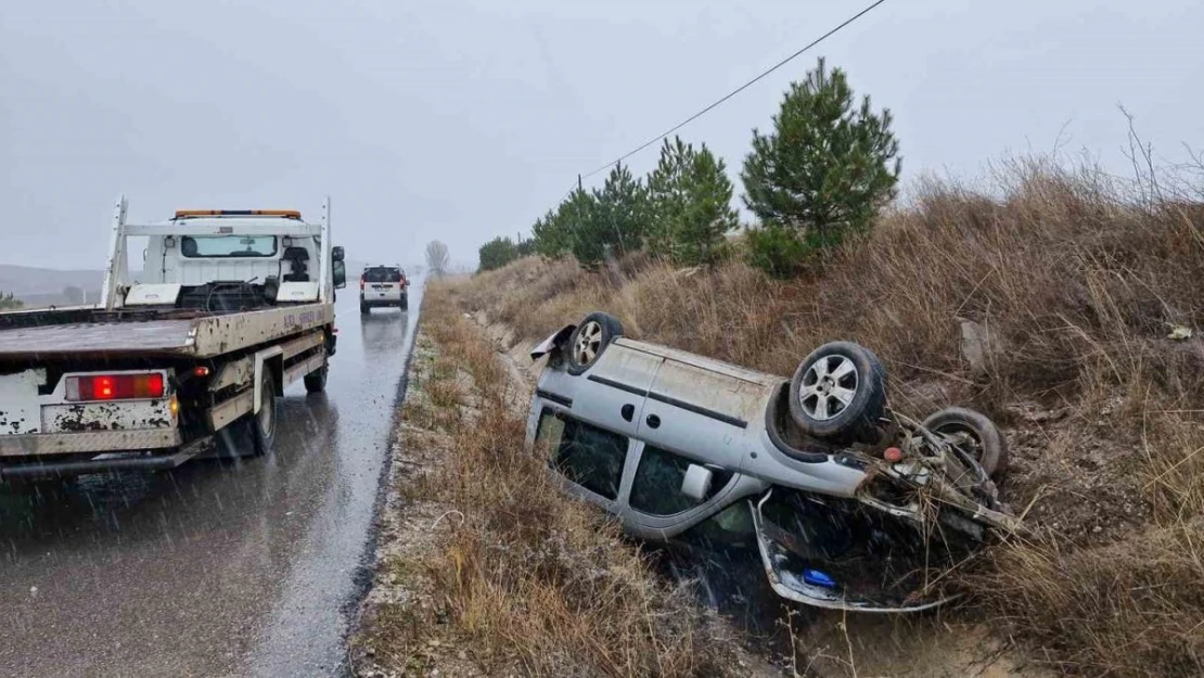 Kontrolden çıkan araç şarampole devrildi: Sürücü burnu bile kanamadan kurtuldu