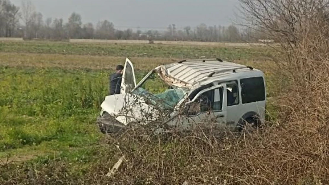 Kontrolden çıkan hafif ticari araç araziye devrildi: 1 yaralı