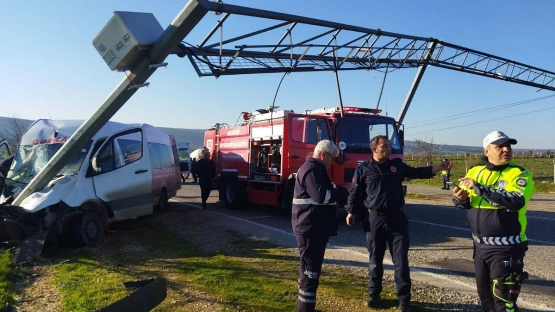 Kontrolden çıkan işçi servisi direğe çarptı: 16 yaralı