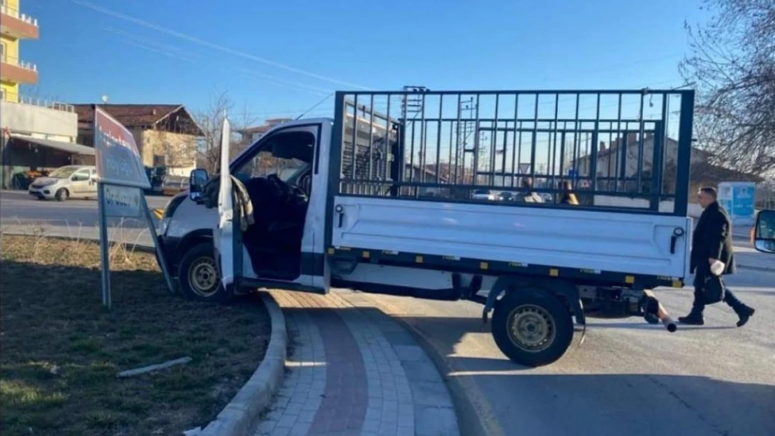 Kontrolden çıkan kamyonet kaldırıma çıktı: 1 yaralı