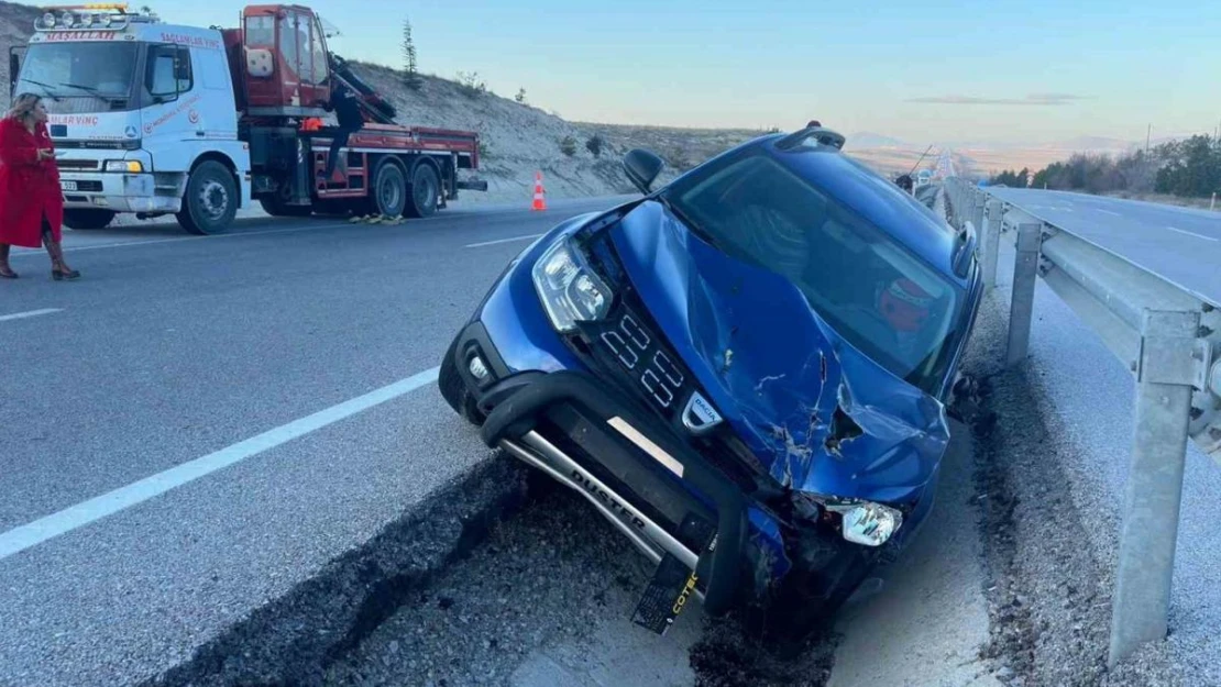 Kontrolden çıkan SUV araç refüje girdi