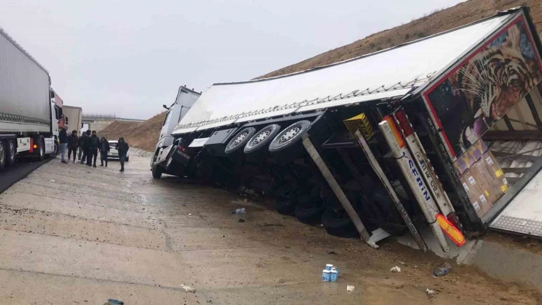 Kontrolden çıkan tır şarampole devrildi: 1 yaralı