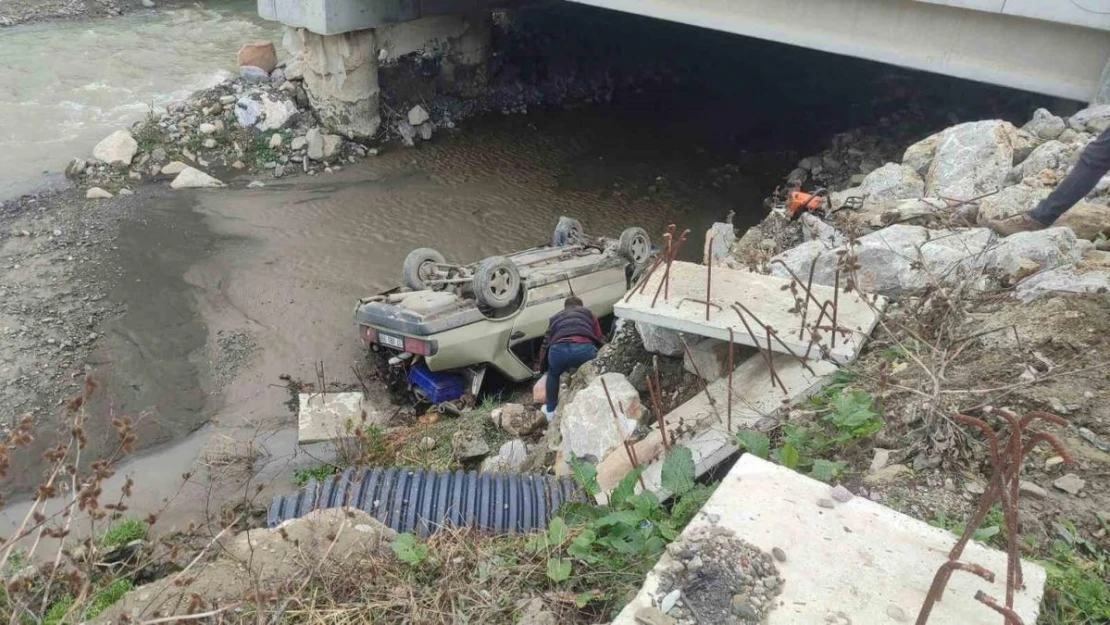 Kontrolden çıkan Tofaş, 3 metre yükseklikten çaya uçtu: 3 yaralı