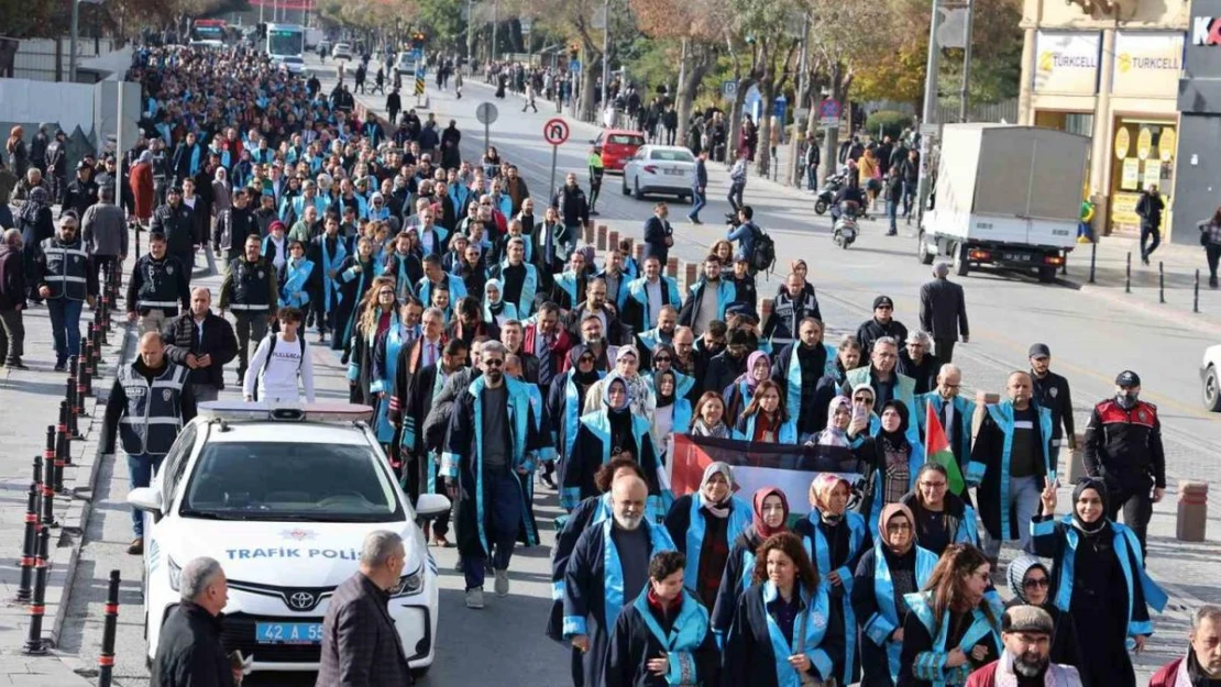 Konya'da 5 üniversitenin akademisyenleri İsrail'e tepki için 'sessiz çığlık' yürüyüşü düzenledi