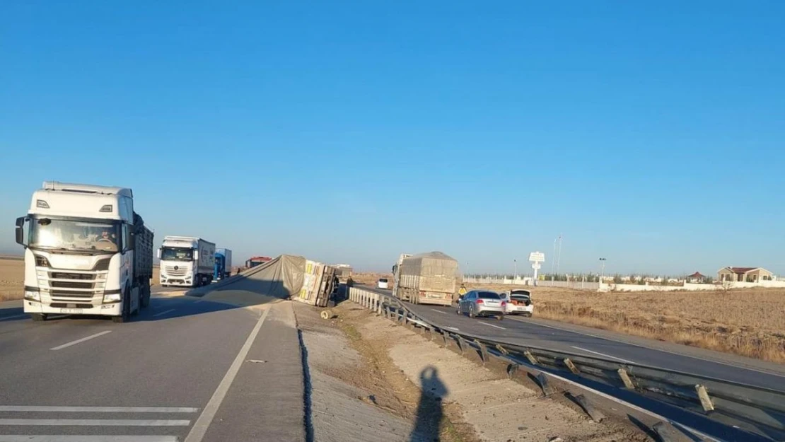 Konya'da buğday yüklü tır devrildi: 1 ölü, 1 yaralı