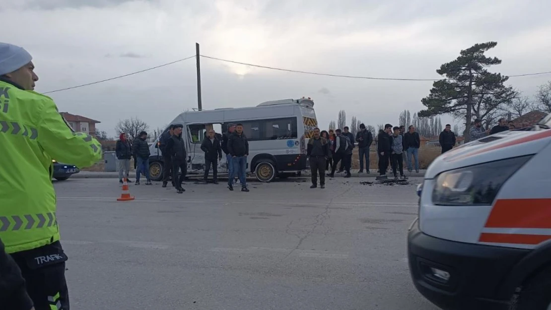 Konya'da öğrenci servisi ile kamyonet çarpıştı: 11 yaralı