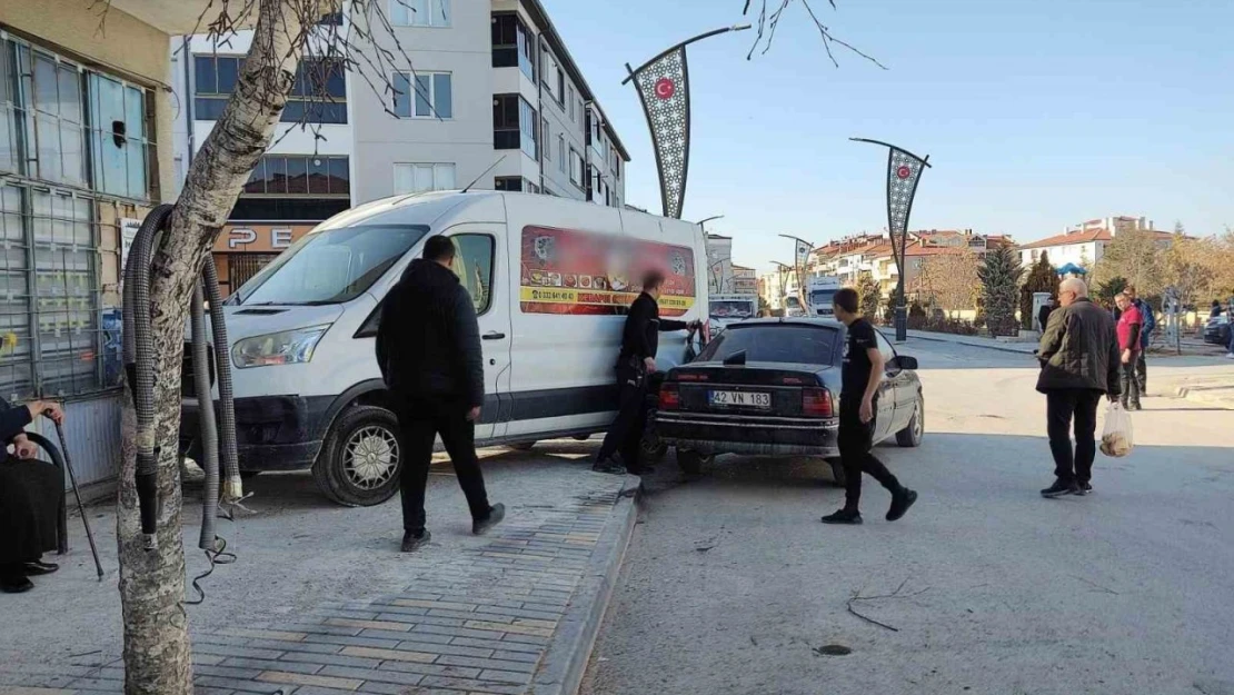 Konya'da otomobil ile minibüs çarpıştı: 2 yaralı