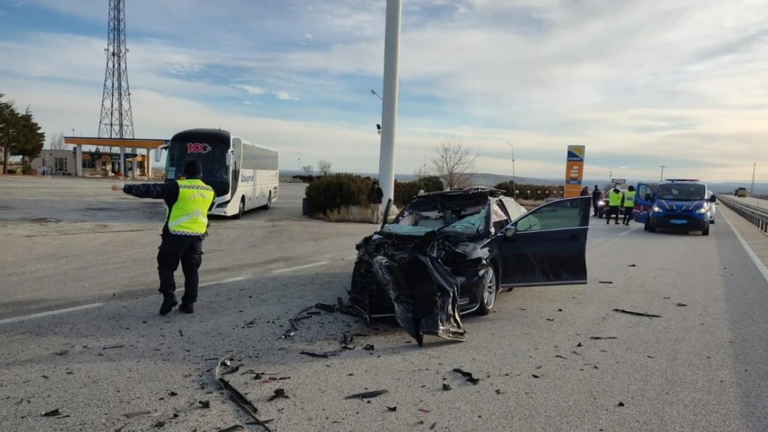 Konya'da otomobil kamyona çarptı: 2 yaralı