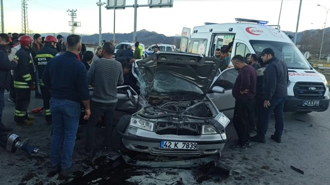 Konya'da otomobil kamyonla çarpıştı: 2 yaralı