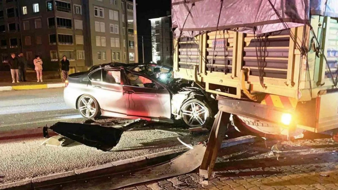 Konya'da otomobil park halindeki kamyona çarptı: 2 yaralı