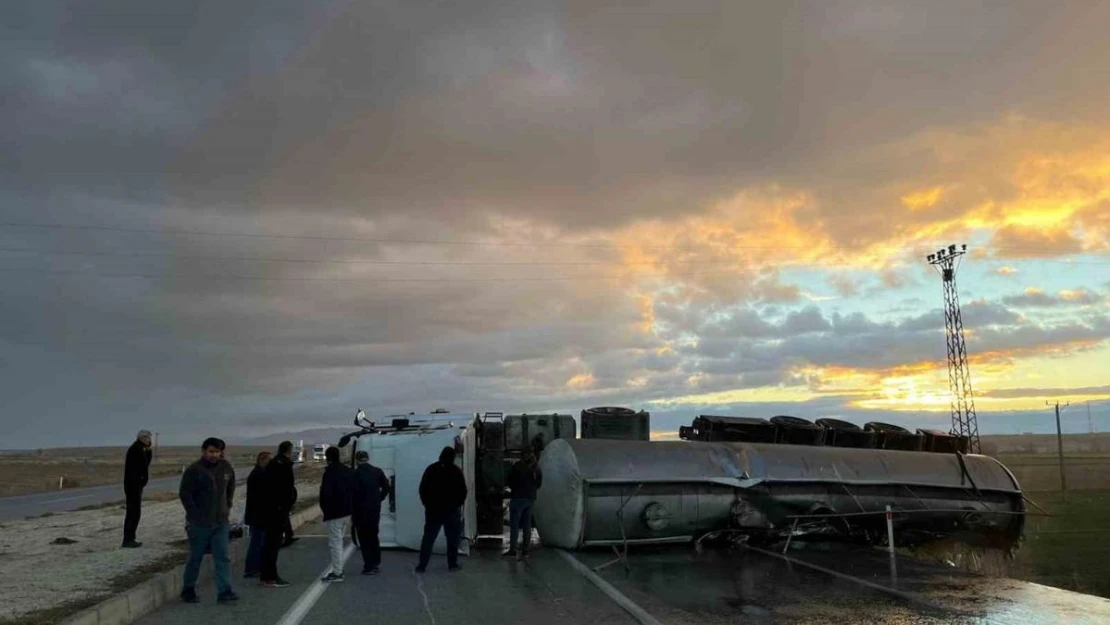 Konya'da refüje çarpan tanker devrildi: 2 yaralı