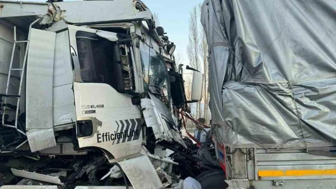 Konya'da tır, tıra arkadan çarptı: 1 ölü