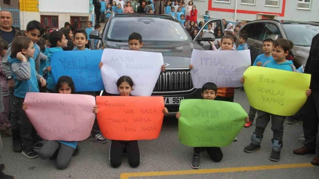 Konya'da Yerli Malı Haftasında okula TOGG getirdiler