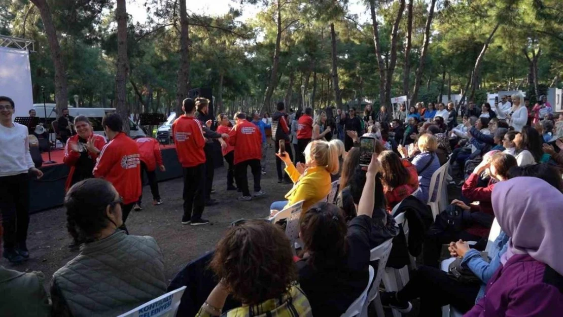 Konyaaltı'nda engelli vatandaşlar konserle eğlendi