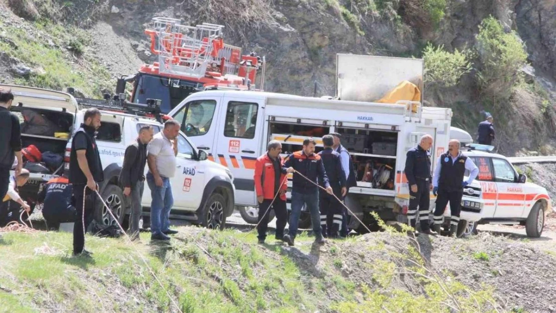 Köprüden geçmek isteyen yaşlı adam dereye düştü