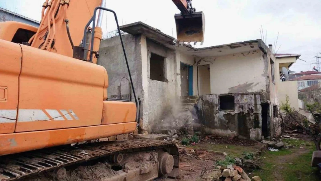 Körfez'de tehlike arz eden binalar yıkıldı