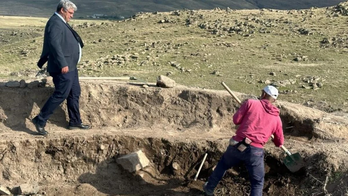 Körzüt Kalesi'nde Urartulara ait kitabe ve tapınak bulundu