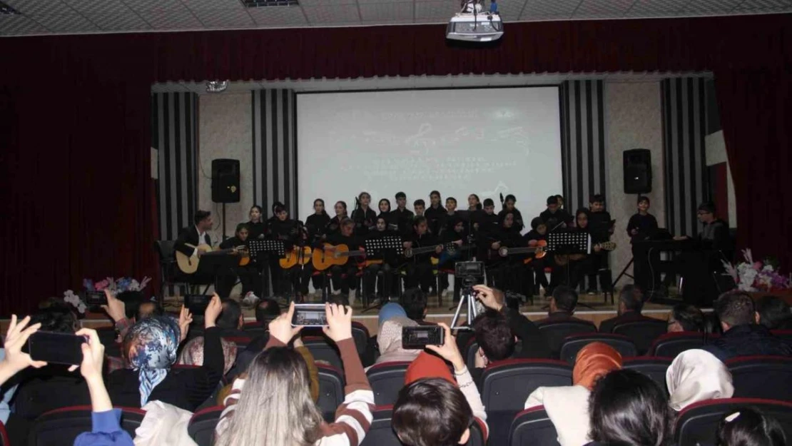 Köy okulu öğrencileri müzik grubu kurdu, konser verdi