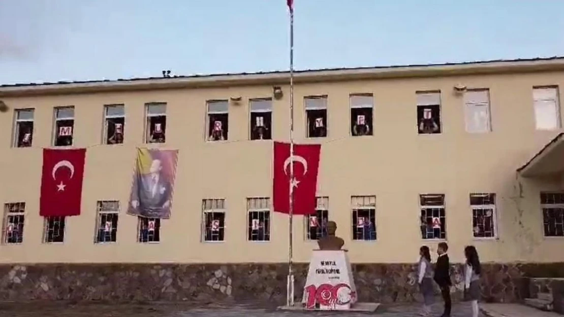 Köy okulu öğretmen ve öğrencilerinden Cumhuriyet klibi