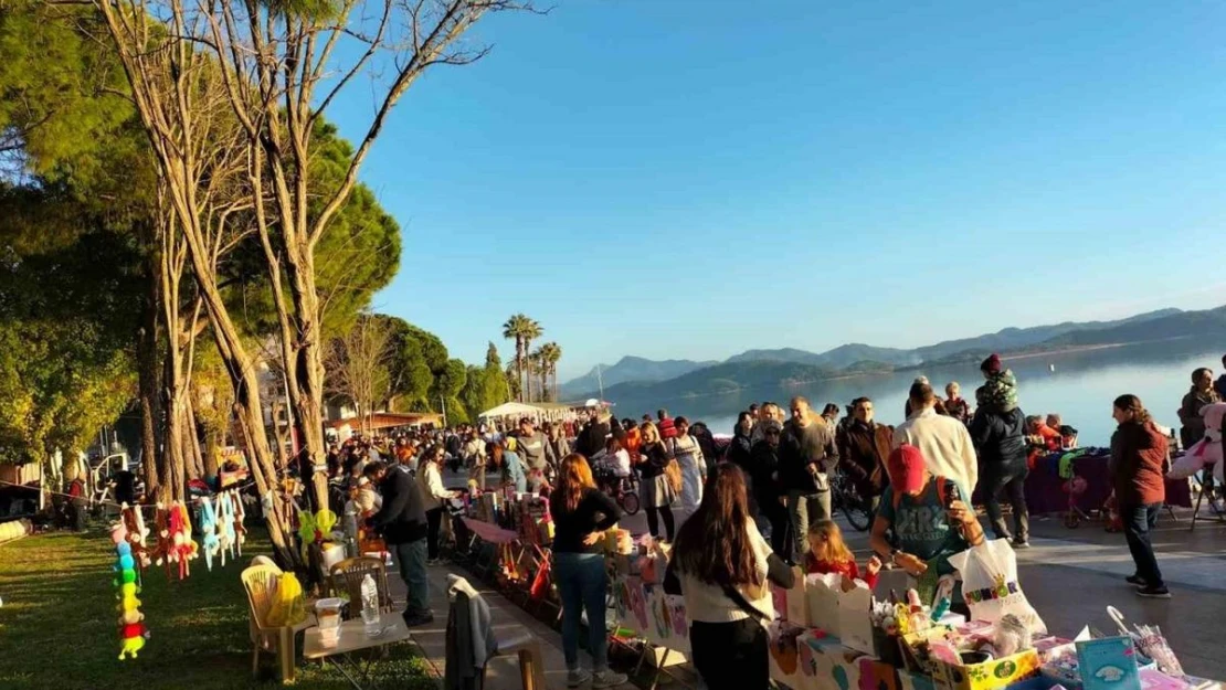 Köyceğiz'de yılın son ikinci el pazarına yoğun ilgi