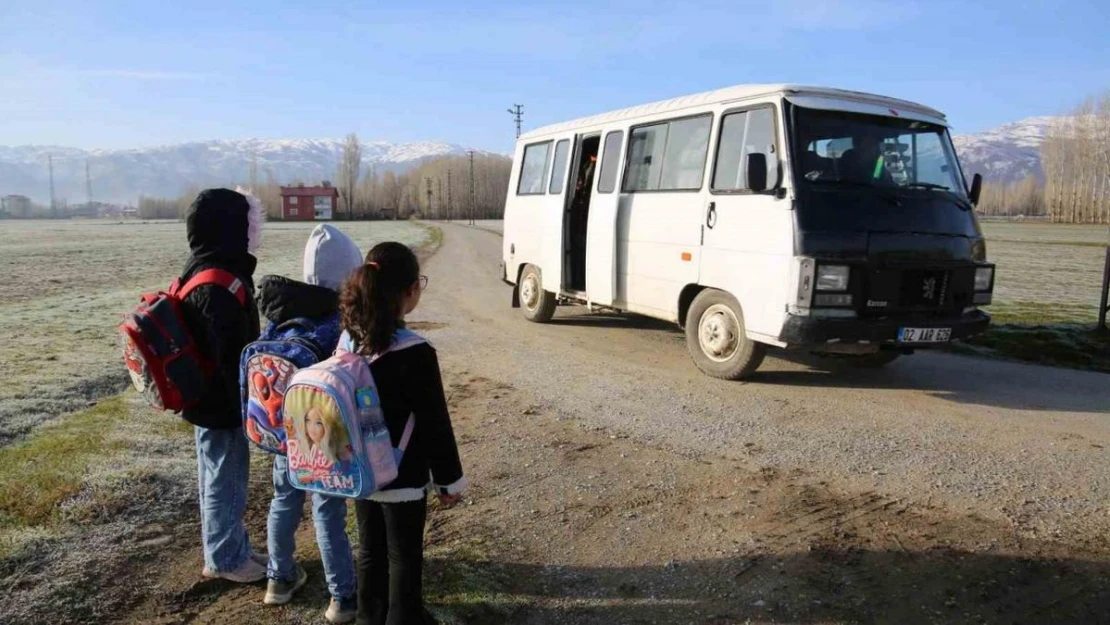 Krediyle aldığı aracı ücretsiz öğrenci servisine dönüştürdü