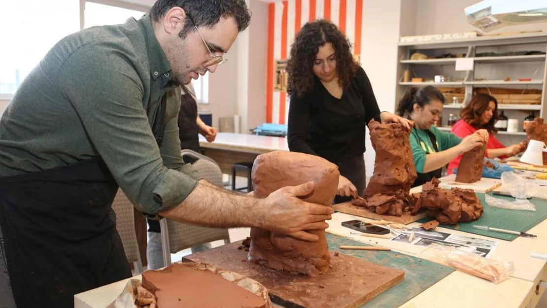 Küçükçekmece Belediyesi Güzel Sanatlar Akademisi'nde 30 farklı branşta sanat eğitimleri başladı