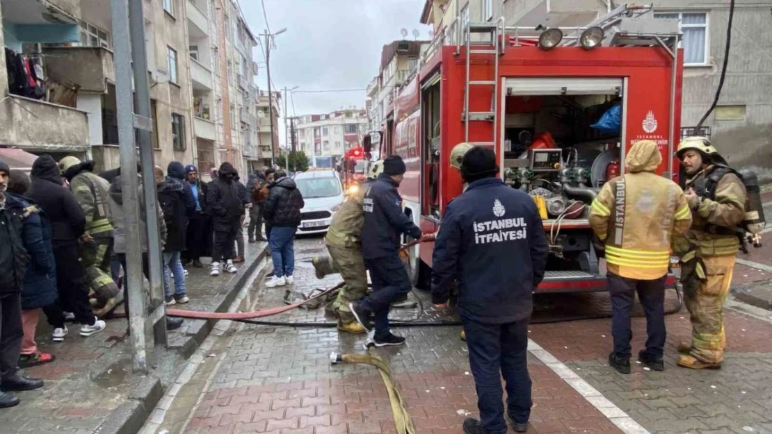 Küçükçekmece'de 6 katlı binada yangın çıktı, 2 kişi dumandan etkilendi