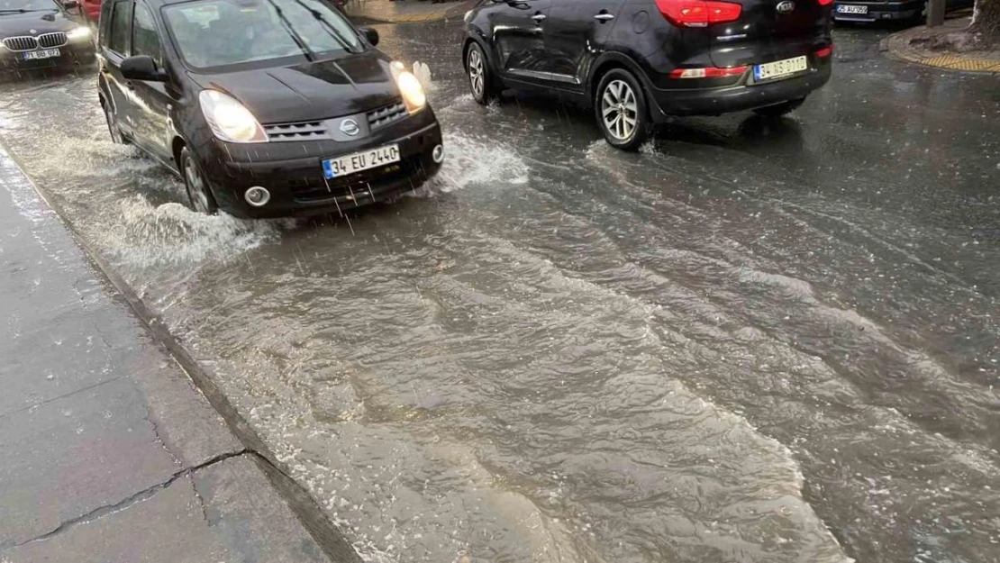 Küçükçekmece'de rögarlar taştı, yollar göle döndü