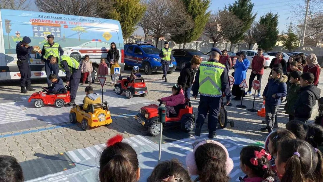 Kulu'da jandarmadan öğrencilere trafik eğitimi