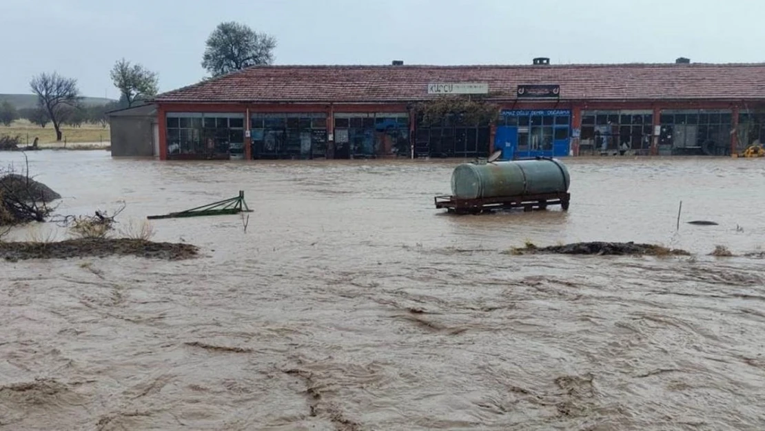 Kulu'da sağanak yağmur ve şiddetli rüzgar etkili oldu