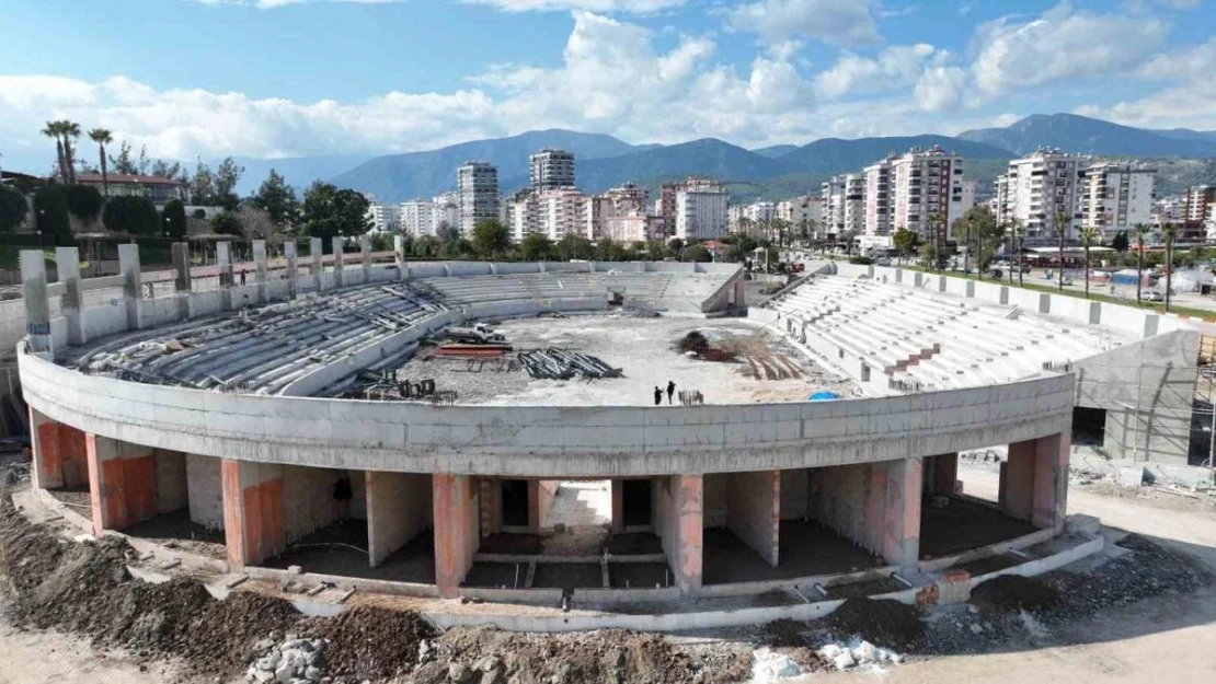 Kumluca'nın yeni simgesi Atatürk Stadyumu hızla yükseliyor