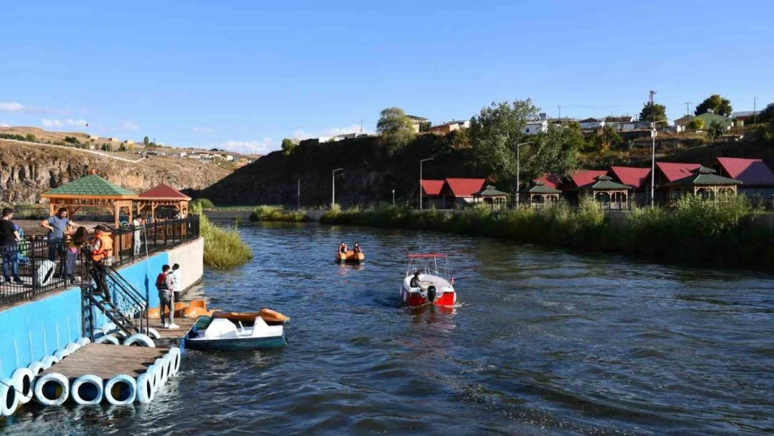 Kura Nehri'nde deniz bisikleti ve tekne keyfi