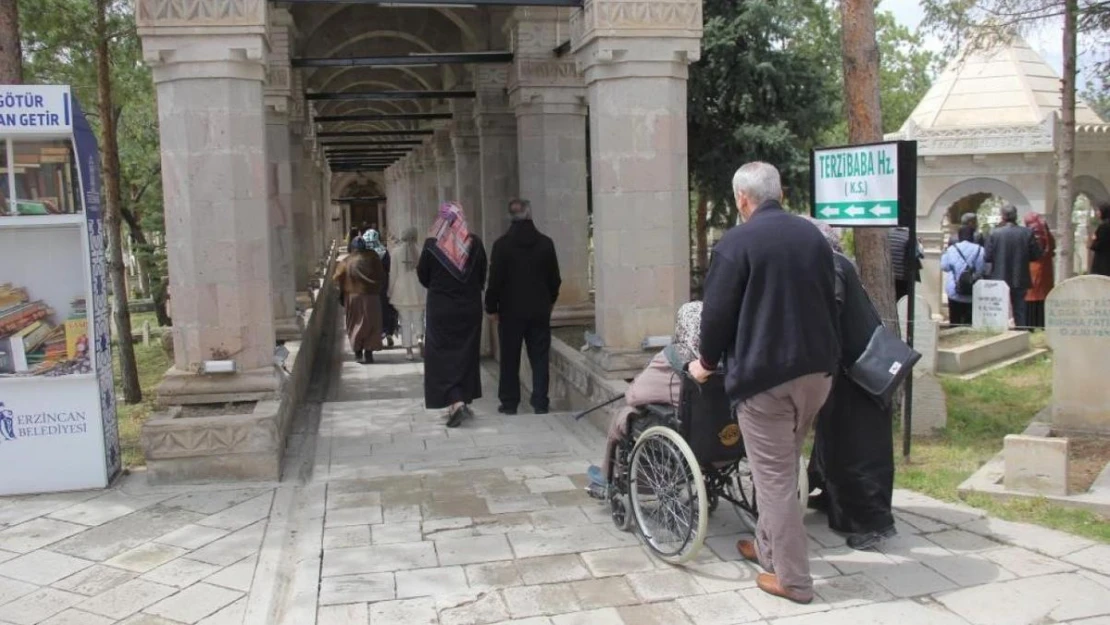 Kurban Bayramı arefesinde mezarlıklar ziyaretçiyle doldu