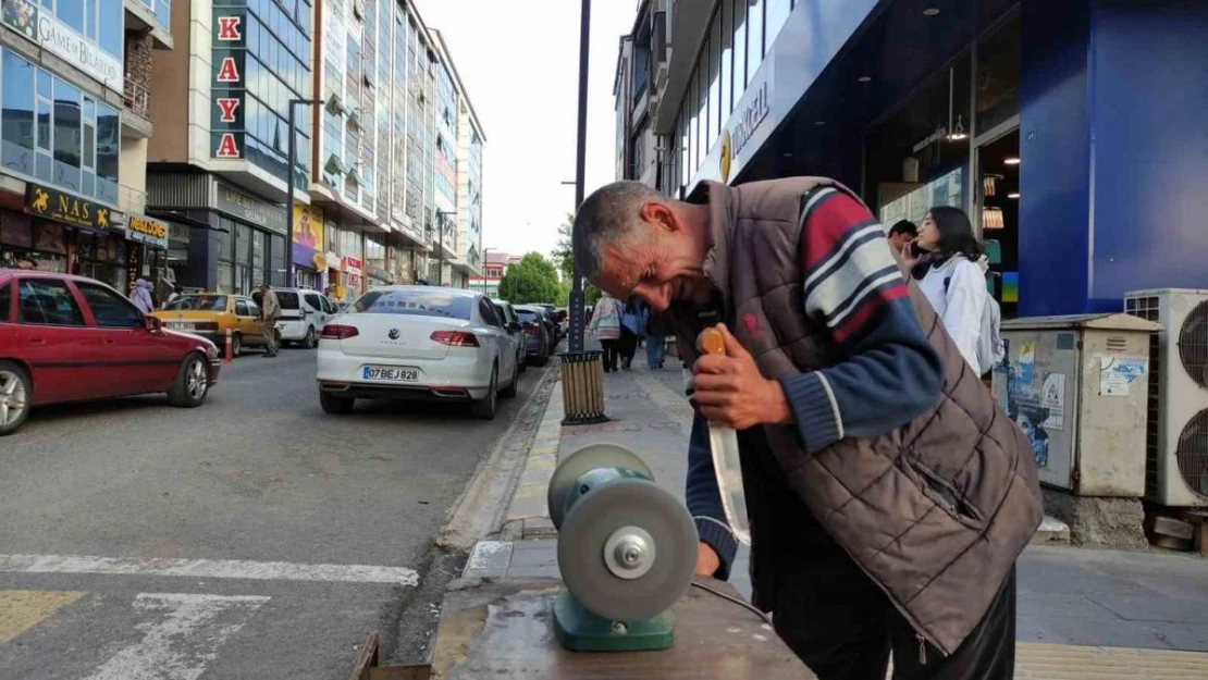 Kurban Bayramı öncesi bıçak bileyicilerinin yoğun mesaisi