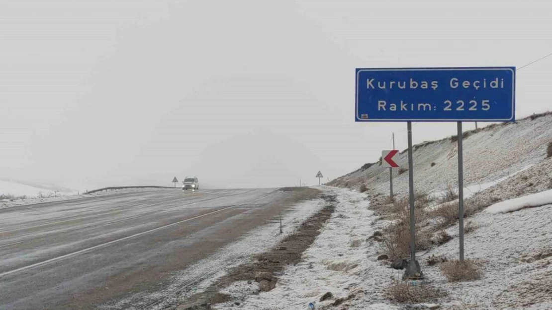 Kurubaş ve Güzeldere Geçidi'nde kar ve sis etkili oluyor