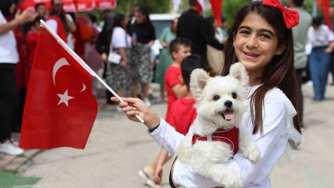 Kurulan 23 Nisan Sokağında çocuklar şiir okudu, halay çekti