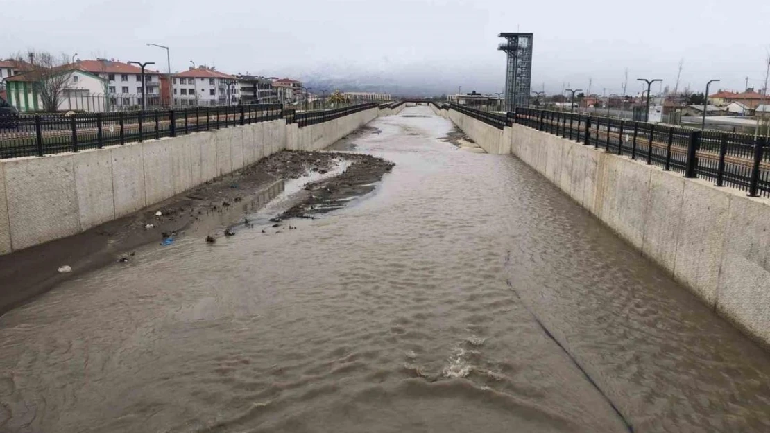 Kuruyan Vasgirt deresinden sel akıyor