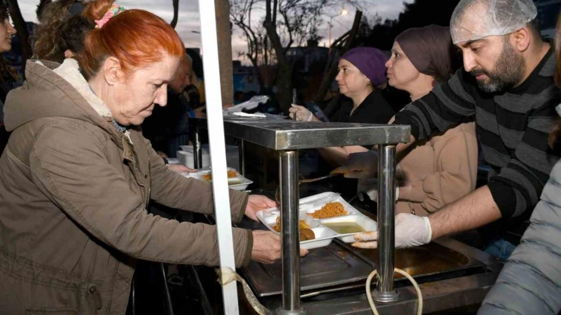 Kuşadası Belediyesi İftar Günlerinin İlki İkiçeşmelik Mahallesi'nde Düzenlendi