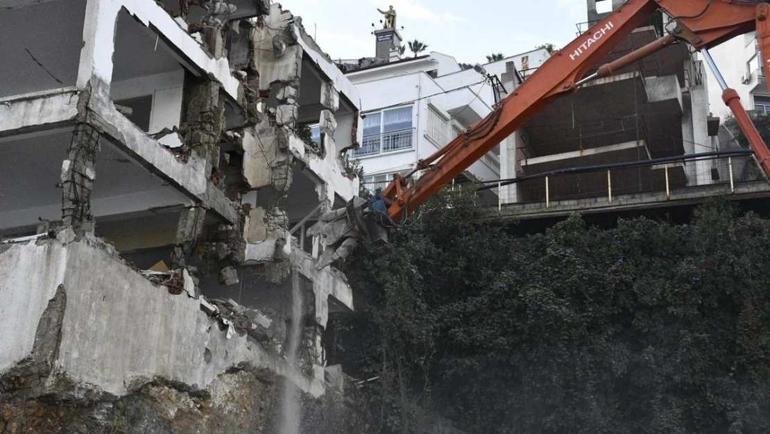 Kuşadası Belediyesi riskli yapılara geçit vermiyor